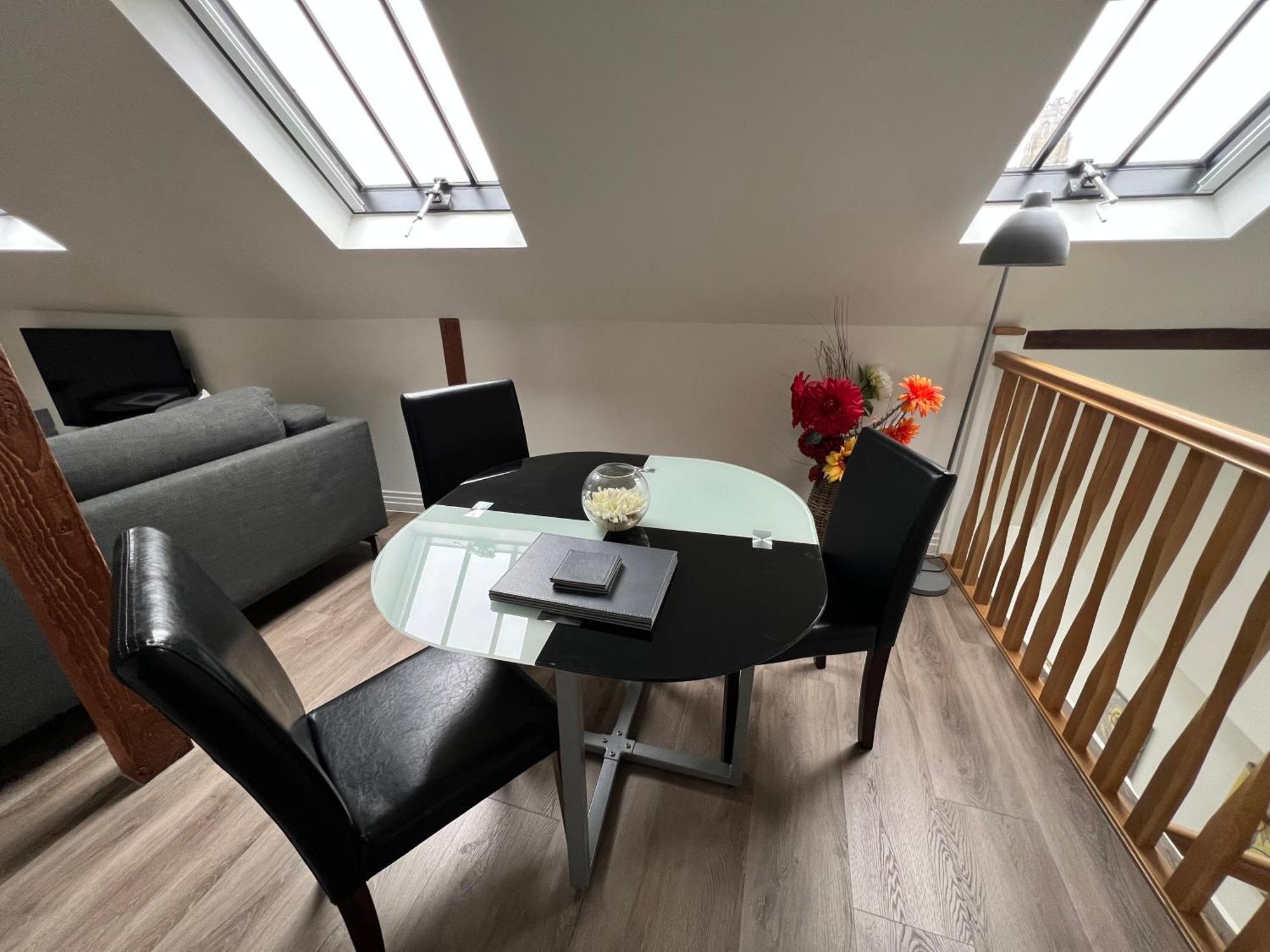 Glastonbury Secret Retreat - 1 Bd Split-Level Apt, Sleeps 3 Buitenkant foto